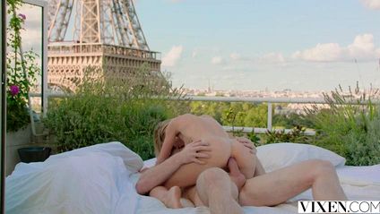 Девушка нежно занимается сексом с парнем на природе #7