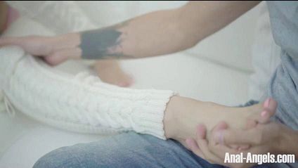 После нежного секса с симпатичным парнем девка сосет член #1