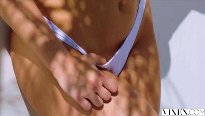 Блондинка напросилась на секс с мотоциклистом и красиво отдалась ему в киску #1