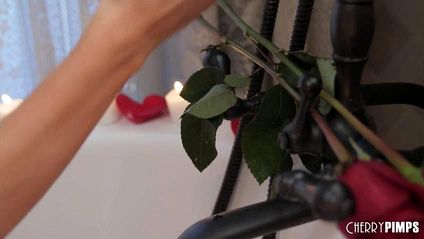 Блондинка принимает ванную с лепестками роз и эротично дрочит