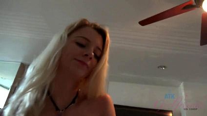 Блондинка дрочит мужику ножками и дает себя оттрахать #7