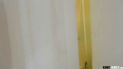 Парень подглядел за голой сводной сестрой в душе и присунул ей #1