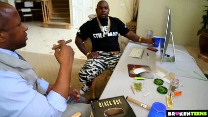 Жирные негры оттрахали молоденькую фитоняшку в два члена #1