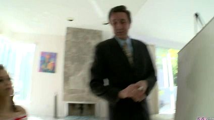 Пожилой препод отымел в бритую киску симпатичную студентку #1