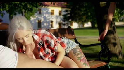 Парень оттрахал девушку и подругу в письки на лавочке в парке #3