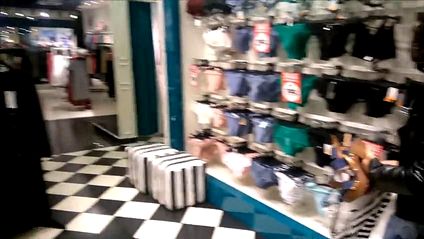 Красотка в очках сосет большой ствол бойфренда в примерочной магазина #1