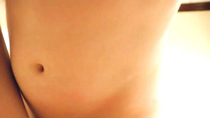 После страстного минета парень трахает стоя кудрявую красотку и доводит ее до оргазма