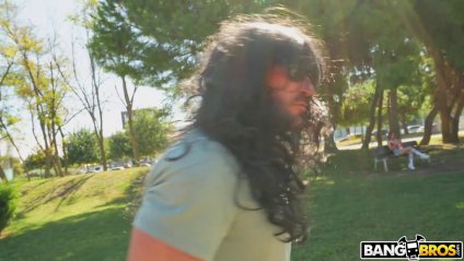 Лысый мужик уговорил на секс в парке рыжую телку #1