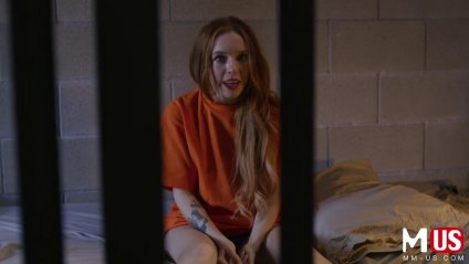 Рыжая телка отодвигает красные стринги и отдается в пизду #1