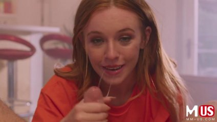 Рыжая телка отодвигает красные стринги и отдается в пизду #3