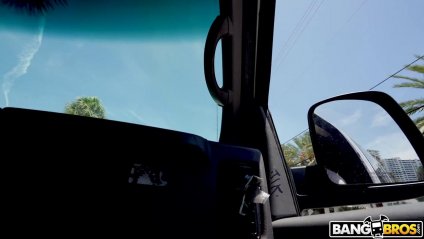 Подвез милую девушку и трахнул её большим членом в фургоне #1