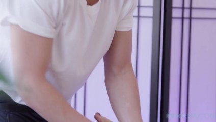 Сучка с силиконовыми буферами нереально завела массажиста #4