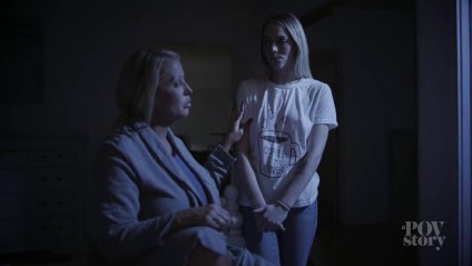 Мамаша и дочурку приобщила к групповому сексу #1