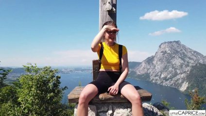 Прогулялась на природе и разделась перед камерой