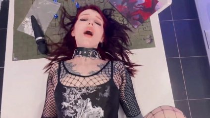 Рыжая давалка страстно трахнута на столе #5