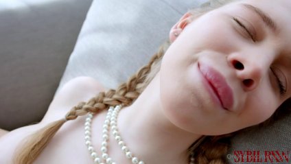 Взрослая баба трахает страпоном падчерицу #3