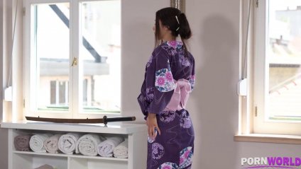 Худая азиатка ебет негра на сеансе массажа #3