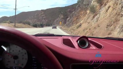 Мастурбирует письку подруги в машине #1