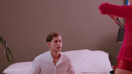 Соблазняет блондинку на красивый секс в пилотку #1