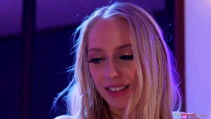 Худые лесбиянки ебутся длинным дилдо #1