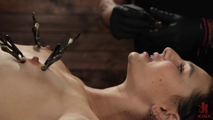 Подвесил рабыню вверх ногами и начал пытать #7