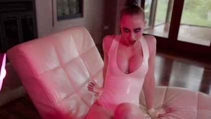 Грудастая девка не расстается с игрушкой даже во время секса #3