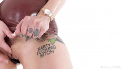 Татуированная милфа с наслаждением делает римминг #1