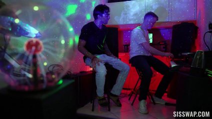 Спортивные телочки прыгают на членах в групповом сексе #1