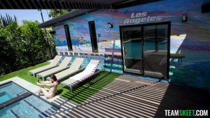 Мокрая девушка у бассейна принялась делать минет #2