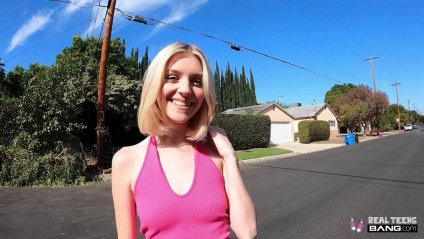 Молоденькая блондинка повелась на пикап и сосет член #1