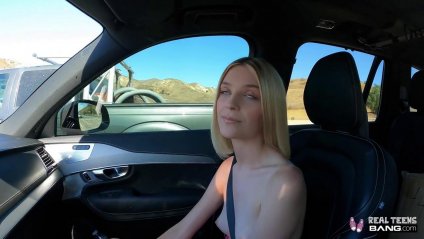 Молоденькая блондинка повелась на пикап и сосет член #2