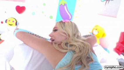 Блондинка с упругой попкой пришла на порно кастинга