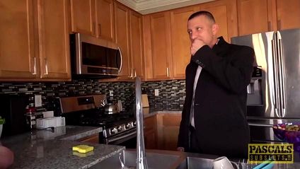 Мужик занялся страстным сексом с красоткой на кухонном столе #3