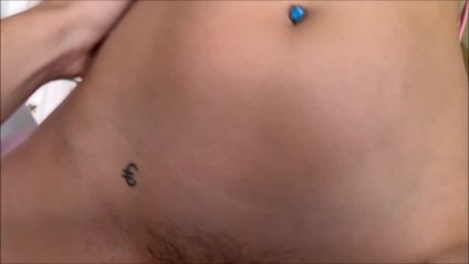 Девушка с пышной попкой соблазнительно встала раком