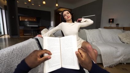 Негр посадил подругу с маленькими сиськами на большой член #1