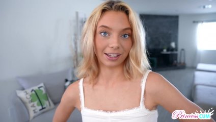 Блондинка полезла к парню в штаны и захотела трахаться #1