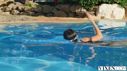 Стройная брюнетка с маленькими сиськами ебется у бассейна #1