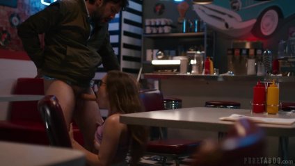 Девица в очках сама напросилась на грубый и жесткий секс #4