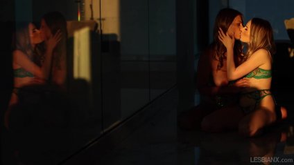 Страстные лесбиянки с мокрыми кисками повеселились в постели #2