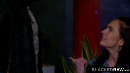 Шоколадный ствол этого мачо довел до яркого оргазма хрупкую красотку #1