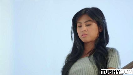 Страстная азиатка становится раком, чтобы насладится бурным сексом #1