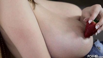 Красотка поливает себя сливками и мастурбирует влажную пилотку