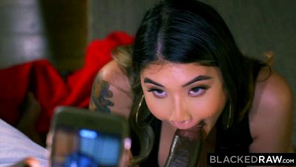 Азиатка насаживается на огромный ствол темнокожего парня и кончает #2