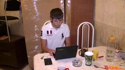 Пацан проспорил другу, что подарит ему шанс выебать его жену во всех позах на кровати #1