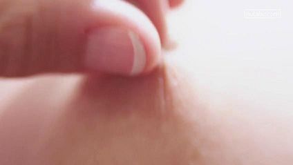 Красавица на деревянном обеденном столе мастурбирует бритую ватрушку #7