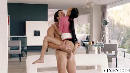 Небритый качок вылизал на столе писю помощницы и ввел туда глубоко хуй