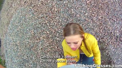 Туристка в желтой куртке на улице соснула толстый пенис пикапера #3