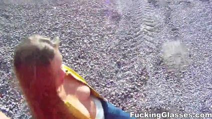 Туристка в желтой куртке на улице соснула толстый пенис пикапера #4