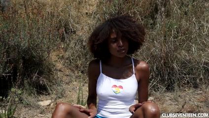 Негритянка дрочит на дороге писю и сцыт на раскаленный асфальт теплой мочой #2