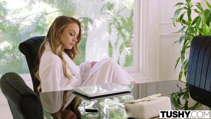 Настоящий самец разрабатывает анал красотки и вставляет в него свой стояк #2